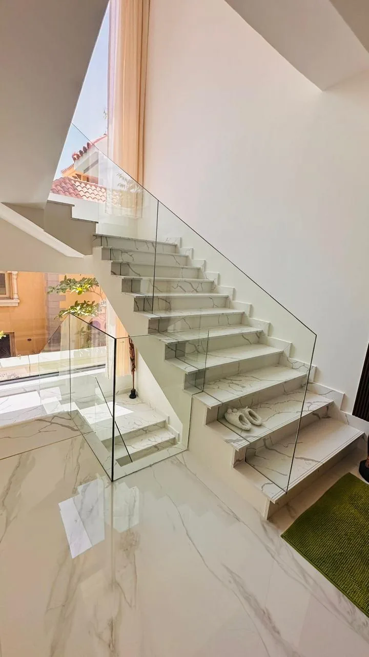 Custom staircase glass railing in Dubai