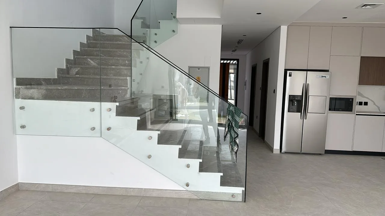 Custom staircase glass railing in Dubai